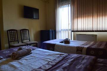 Фото номера Трехместный номер с балконом Отель Dionis Hotel г. Петрич 4