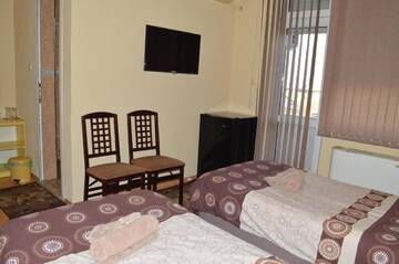 Фото номера Трехместный номер с балконом Отель Dionis Hotel г. Петрич 2