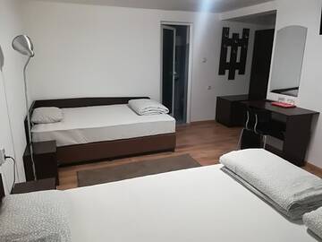 Фото номера Трехместный номер Гостевой дом Family Hotel May г. Петрич 7