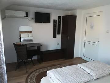 Фото номера Двухместный номер с 2 отдельными кроватями Гостевой дом Family Hotel May г. Петрич 5